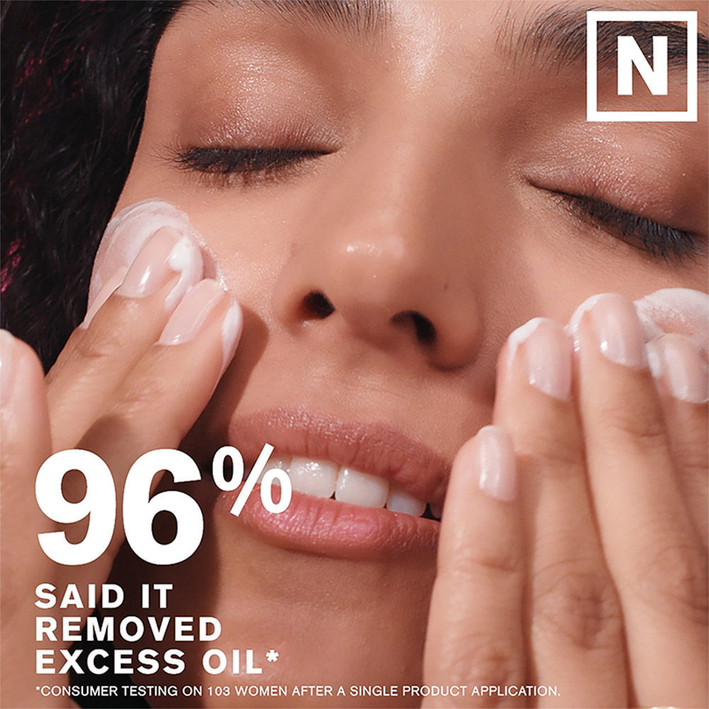 Nutritious 2-In-1 Foam Cleanser with Niacinamide for Pore Minimization (For Oily Skin)